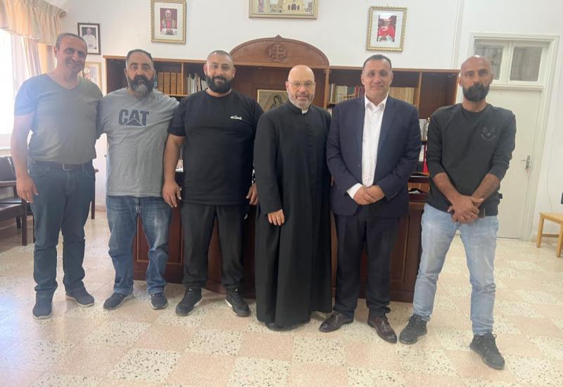 رئيس البلدية  يقدّم التهاني لراعي الكنيسة بمناسبة استلامه منصبه الجديد 