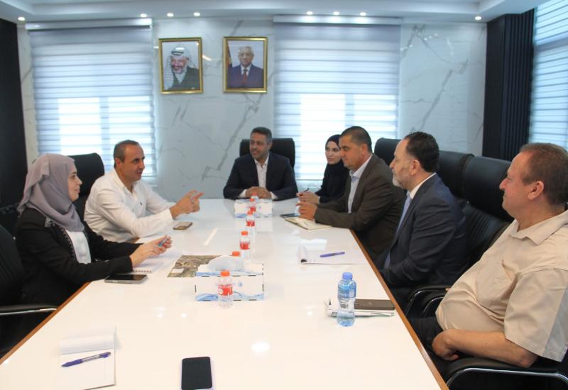 رئيس بلدية بيرزيت يبحث مع رئيس سلطة المياه تعزيز التزويد بالمياه ومشاريع المياه والصرف الصحي