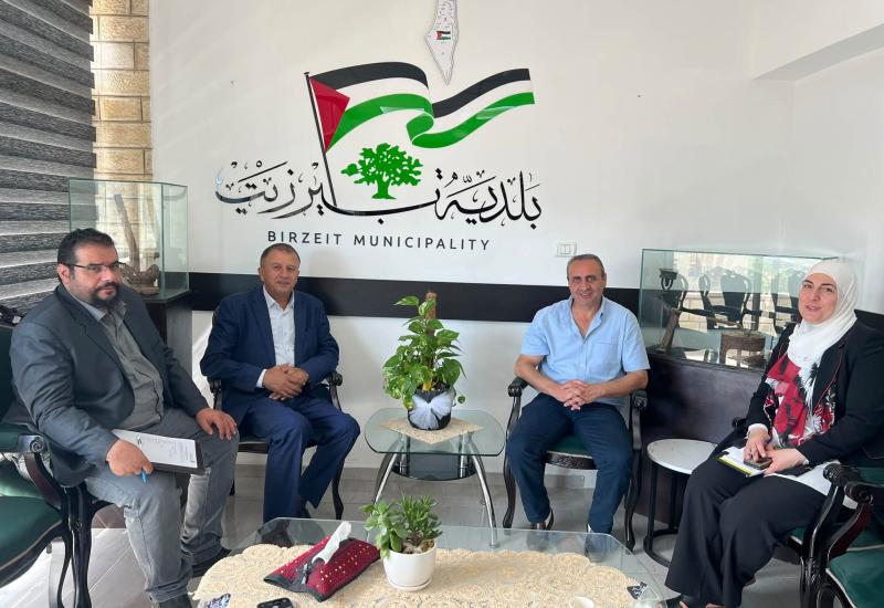 بلدية بيرزيت تستقبل استشاريي صندوق تطوير وإقراض الهيئات المحلية للاطلاع على سير العمل في مشروع مبنى الخدمات والاستجابة للطوارئ