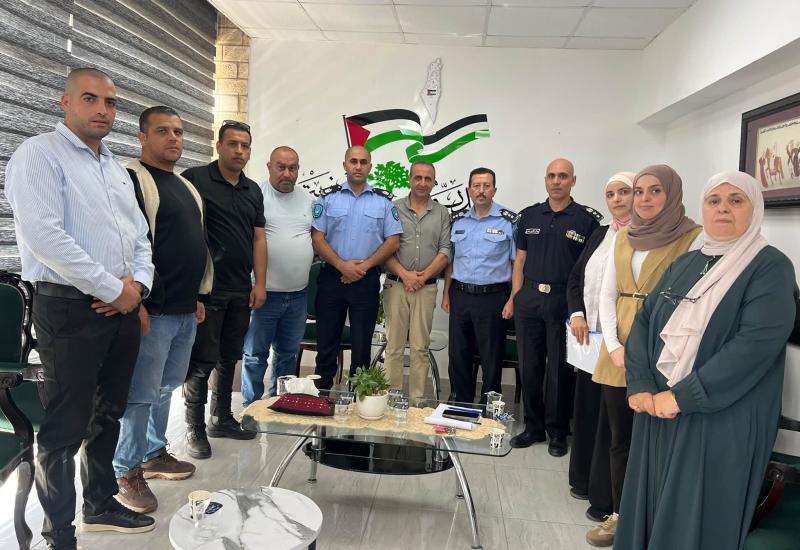 بلدية بيرزيت تبحث مع مدير شرطة بيرزيت استكمال إجراءات تخصيص قطعة أرض لبناء مركز شرطة جديد
