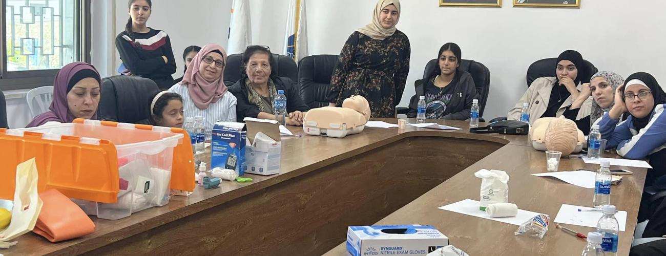 تعزيزا للوعي لدى جميع أفراد المجتمع في مجال الإسعافات الأولية والتي تعد ضرورية في كل الاوقات والاماكن، ولما لها من أهمية لأبناء شعبنا الفلسطيني وخاصة في ظل الظروف الاستثنائية الحالية، فقد تم تنظيم ورشة عمل بالشراكة مع مؤسسة جذور في دار البلدية تحت عنوان: "الاسعافات الاولية - المرحلة الاولى من مراحل إنقاذ حياة الشخص" 