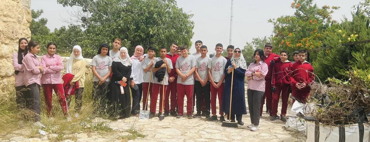 بمبادرة تنظيف الحدائق العامة بعمل تطوعي من مدرسة بيت الربيع 