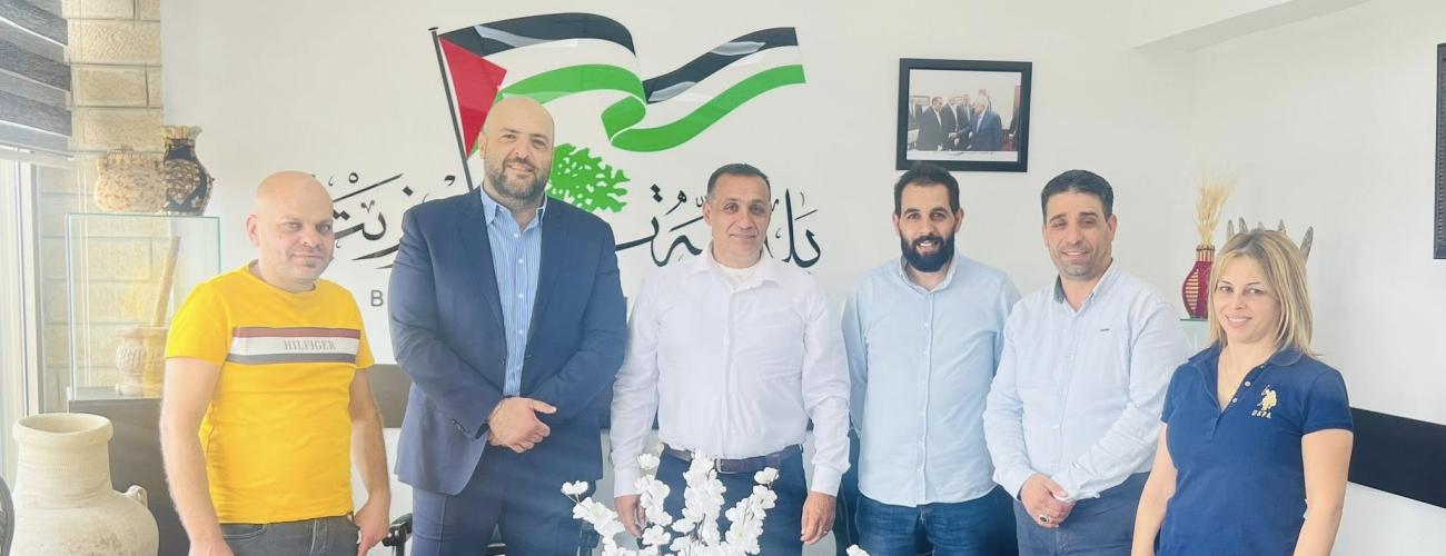 اجتماع رئيس البلدية مع شركة الغسان لأنظمة المعلومات لمناقشة تطبيق برنامج Esadad عقد رئيس البلدية  نضال شاهين اجتماعًا مع ممثلي شركة الغسان لأنظمة المعلومات حنا  انطون دحو وشادي سحويل ، بحضور  عضو المجلس البلدي فراس بربار و الطاقم الإداري (رئيس  قسم الدائرة المالية /اسماعيل قواريق ، مسؤول قسم العلاقات العامة والاعلام/سوزان بربار ، مسؤول خدمات الجمهور سامي شحادة )في البلدية، وذلك لمناقشة آلية تطبيق برنامج Esadad الذي يهدف إلى تحسين خدمات التحصيل الإلكتروني وتسهيل الوصول إلى البيانات المالية للمواطنين، لا سيما