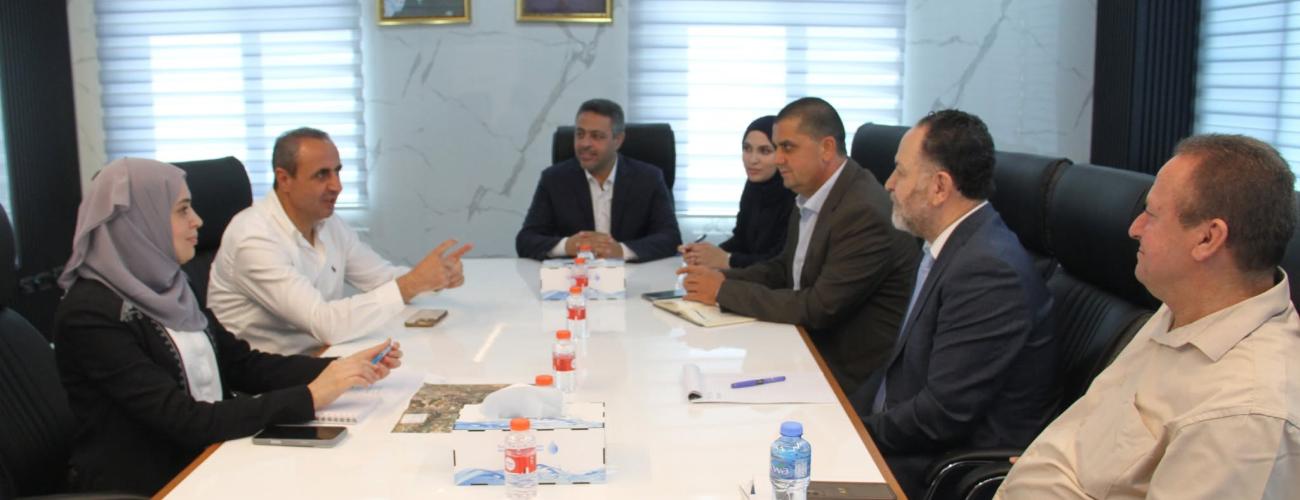 رئيس بلدية بيرزيت يبحث مع رئيس سلطة المياه تعزيز التزويد بالمياه ومشاريع المياه والصرف الصحي