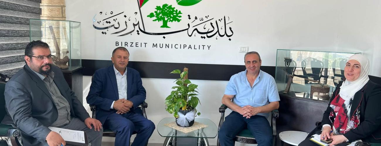 بلدية بيرزيت تستقبل استشاريي صندوق تطوير وإقراض الهيئات المحلية للاطلاع على سير العمل في مشروع مبنى الخدمات والاستجابة للطوارئ